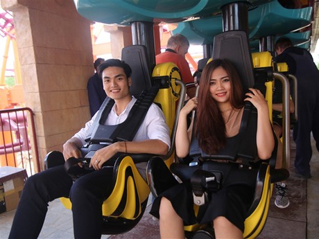 Tau luon dang treo lon nhat Viet Nam ra mat tai Asia Park - Anh 3