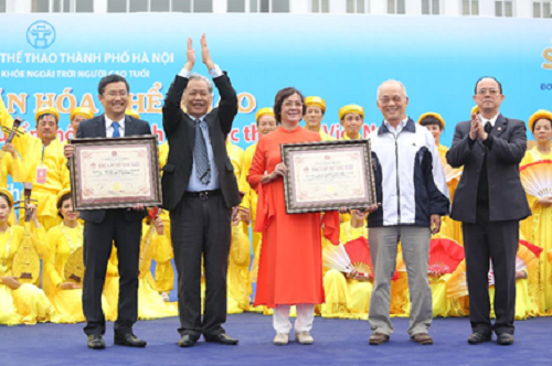 hon-5000-nguoi-cao-tuoi-dong-dien-the-duc-xac-lap-ky-luc-viet-nam-1