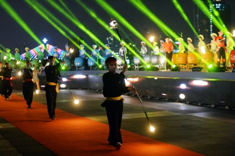 Phao hoa dem Hoa thoi bung ve mot dem Tho hoanh trang 