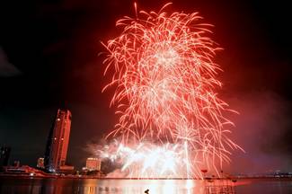 Phao hoa dem Hoa thoi bung ve mot dem Tho hoanh trang 