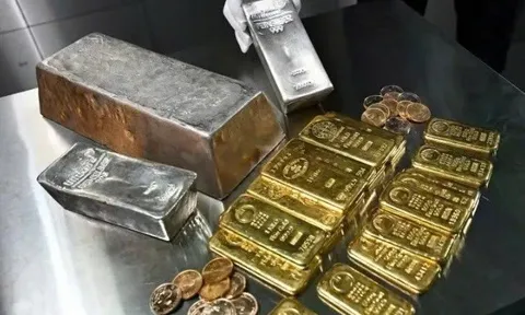 Lợi suất trái phiếu neo cao, giá vàng đi ngang, bạc chịu áp lực giảm