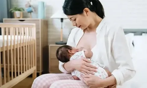 Sữa mẹ: “Vắc-xin tự nhiên” cho trẻ và bài toán hỗ trợ người mẹ