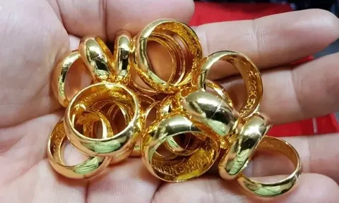 Giá vàng thế giới tăng, trong nước trái chiều