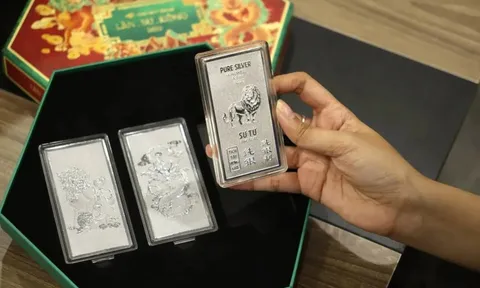 Giá bạc giảm một nửa từ đỉnh: Người mua lỗ nặng, 'tiến thoái lưỡng nan'