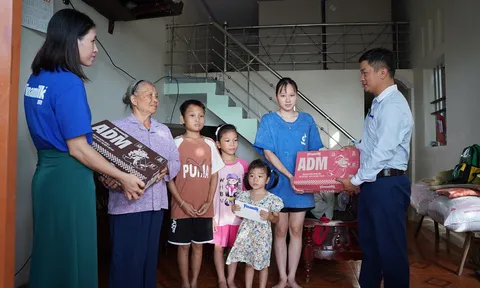 Hàng trăm nghìn sản phẩm dinh dưỡng Vinamilk được trao tặng cho bà con vùng bão lũ