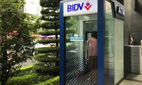 Tỷ trọng giao dịch rút tiền mặt tại ATM giảm rất mạnh trong năm 2020