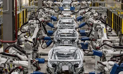 Bậc thầy chuỗi cung ứng: Trong khi ngành ô tô toàn cầu điêu đứng vì thiếu chip, duy nhất Toyota vẫn ung dung vì 1 điều chỉnh từ cách đây 4 năm