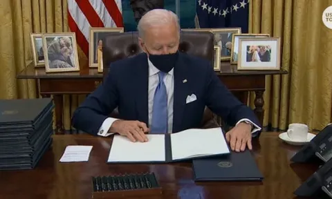 Tổng thống Biden bị 12 bang kiện