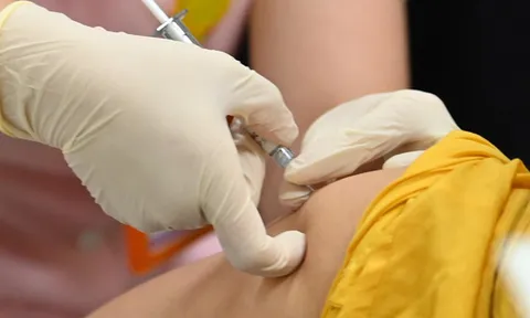 Người đầu tiên sốc phản vệ độ 3 sau tiêm vaccine Covid-19, Bộ Y tế nói gì?