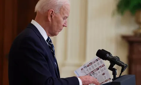 Hình ảnh từ cuộc họp báo đầu tiên hé lộ Tổng thống Biden phải dùng "phao nhắc bài"?