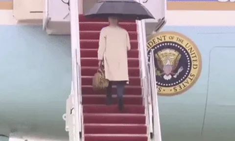 Trời mưa, đường trơn: TT Biden lại suýt vấp ngã trên cầu thang máy bay dù đã đi hết sức chậm rãi