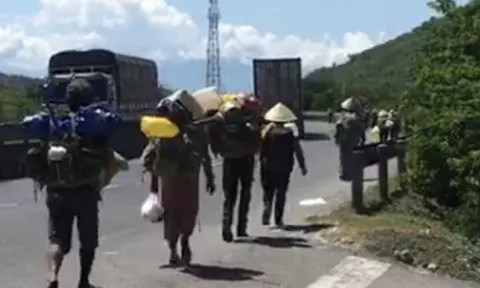 Không có xe khách về quê vì dịch Covid-19, đoàn 47 người tính đi bộ 400km từ Khánh Hòa về Quảng Ngãi