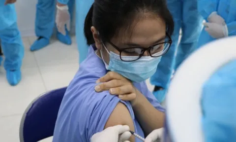 Thủ tướng yêu cầu không được thu phí và trục lợi trong tiêm chủng vaccine