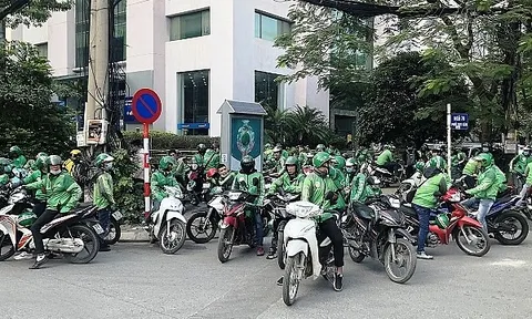 Vụ việc Grab tăng giá cước: Có phải Grab đang “ăn hai mang”?