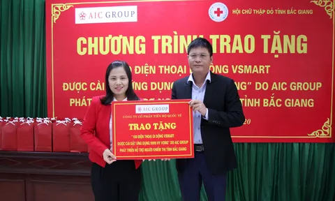 Đại diện Công ty tặng điện thoại cho người khiếm thị tại Bắc Giang