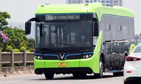 Bất ngờ bắt gặp xe buýt điện VinBus chạy trong thành phố Hà Nội