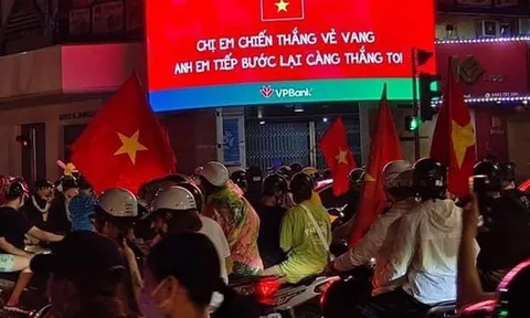Chùm biển quảng cáo cực ấn tượng cổ vũ chiến thắng của bóng đá Việt Nam