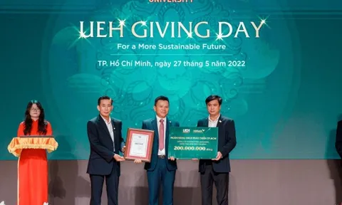 HDBank tặng học bổng cho sinh viên Đại học UEH vì tương lai phát triển bền vững 