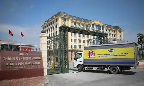 Vinamilk tặng 3.000 phần quà 1/6 và sữa trái cây Hero cho trẻ em các khu cách ly