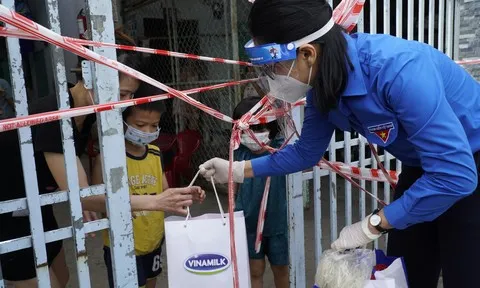 45.000 phần quà được Vinamilk san sẻ khó khăn mùa dịch đến 3 tỉnh, thành