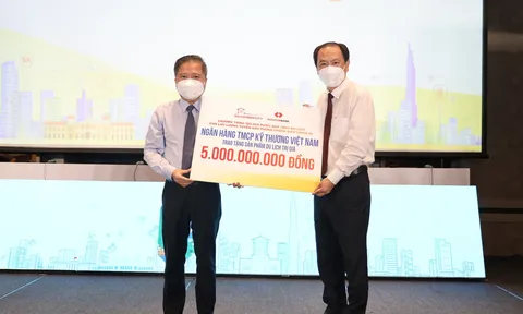 Techcombank trao tặng 5 tỷ đồng tri ân lực lượng tuyến đầu chống dịch tại TPHCM