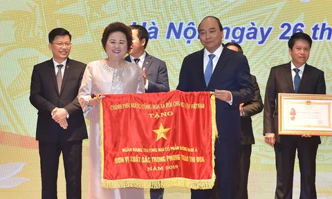 SeABank vinh dự đón nhận cờ thi đua của Chính phủ