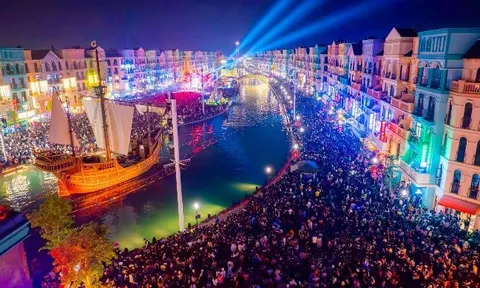 Gần 900 nghìn người đổ về “Vũ trụ Vin” từ Bắc chí Nam countdown đón năm mới 