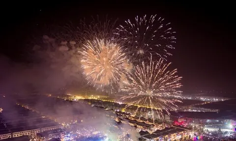 'Vũ trụ Vin' hóa 'thánh địa countdown', đón gần 1 triệu người trong đại tiệc chào năm mới 2025
