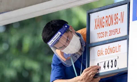 Giá xăng tăng lần thứ 2 trong năm, vượt 22.000 đồng/lít