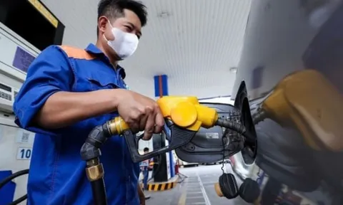Giá xăng được dự báo giảm tới 330 đồng/lít trong chiều nay