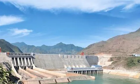 Thủy điện Hủa Na (HNA) vay trăm tỷ thâu tóm nhà máy mới, cổ phiếu lao dốc, thanh khoản đóng băng