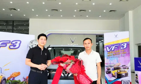 Không muốn quay lại xe xăng, vợ chồng giảng viên ở Hà Tĩnh chốt liền tay 2 xe điện VinFast chỉ trong một năm