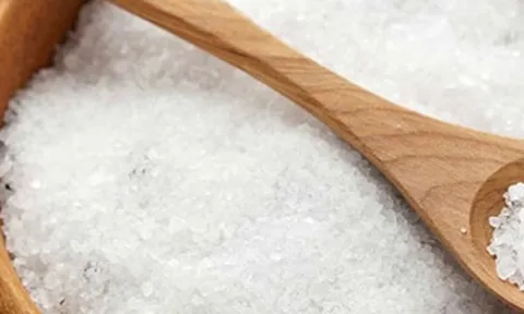 Tại sao người Việt có tục đầu năm mua muối, cuối năm mua vôi?