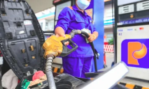 Giá xăng RON 95 giảm về 18.630 đồng/lít