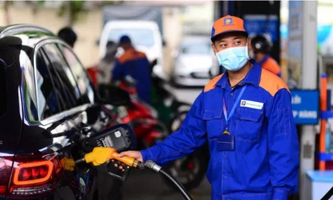 Trước ngày nghỉ tết, giá xăng giảm, giá dầu tăng