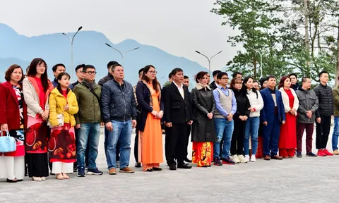 Viếng nghĩa trang Vị Xuyên ngày đầu năm mới