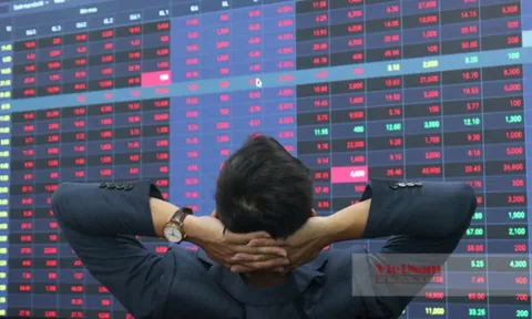 Cổ phiếu ngân hàng rớt thảm khiến VN-Index 'bay màu' 15 điểm, thanh khoản tăng vọt