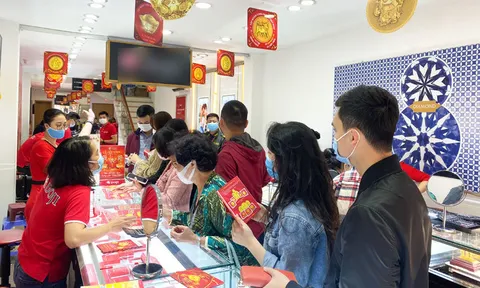 Ngày Vía Thần tài chưa từng có: 'Sạch bóng' vàng nhẫn, vàng miếng SJC