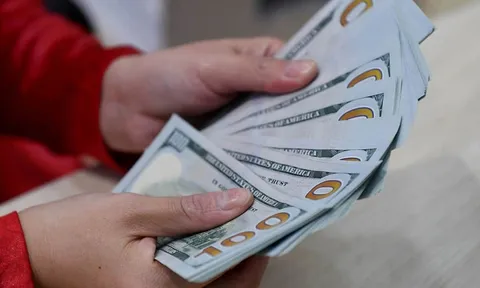 Giá USD chợ đen tiếp đà lao dốc