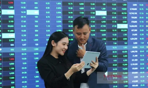'Không giữ tiền mặt': Thông điệp toàn cầu ứng vào chứng khoán Việt