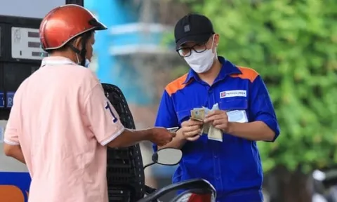 Giá xăng tăng hơn 700 đồng/lít