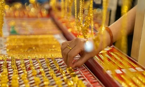 Giá vàng thế giới giảm nhẹ, vàng trong nước cao hơn 12 triệu đồng/lượng