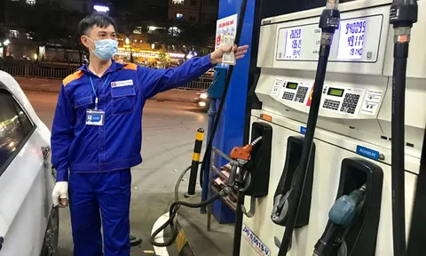 Giá xăng tăng kỷ lục, lên mức cao nhất trong vòng 17 năm qua