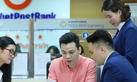 Lãnh đạo và loạt người nhà LienVietPostBank liên tục bán cổ phiếu