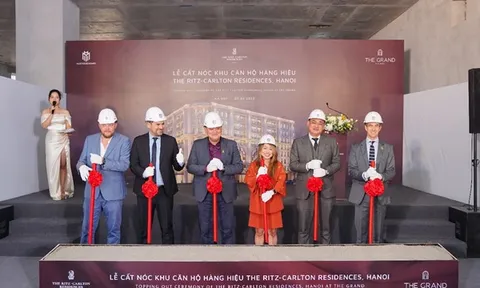 Khu căn hộ hàng hiệu The Ritz-Carlton Residences, Hanoi chính thức cất nóc
