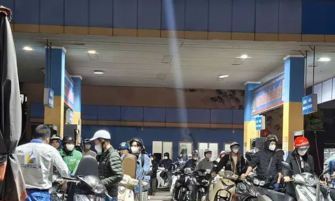 Tin giá xăng sắp tăng cao, người Hà Nội 'rồng rắn' đi đổ đầy bình trong đêm