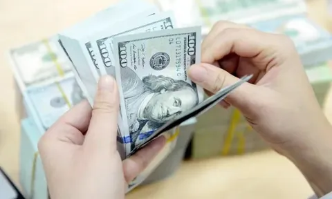 Giá USD tự do tăng mạnh, vượt mốc 27.000 đồng