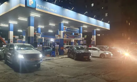Người dân ùn ùn đi đổ xăng nửa đêm vì lo giá tăng
