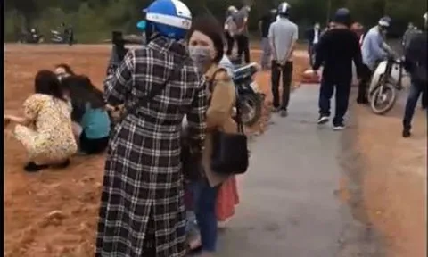 Hàng trăm người tranh nhau chốt đất như trảy hội nơi vùng quê heo hút