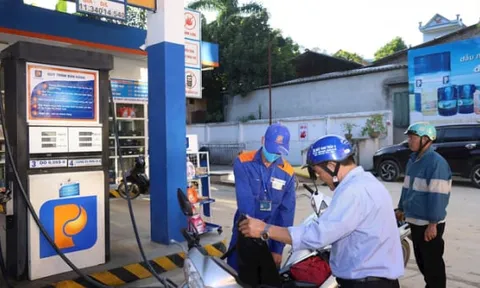 Giá xăng giảm gần 4.000 đồng/lít